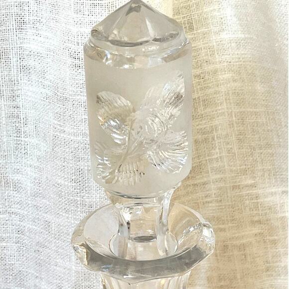 Vintage Etched Glass Decanter, Floral Design and Stopper – Mid-Century Barware - Picture 12 of 12